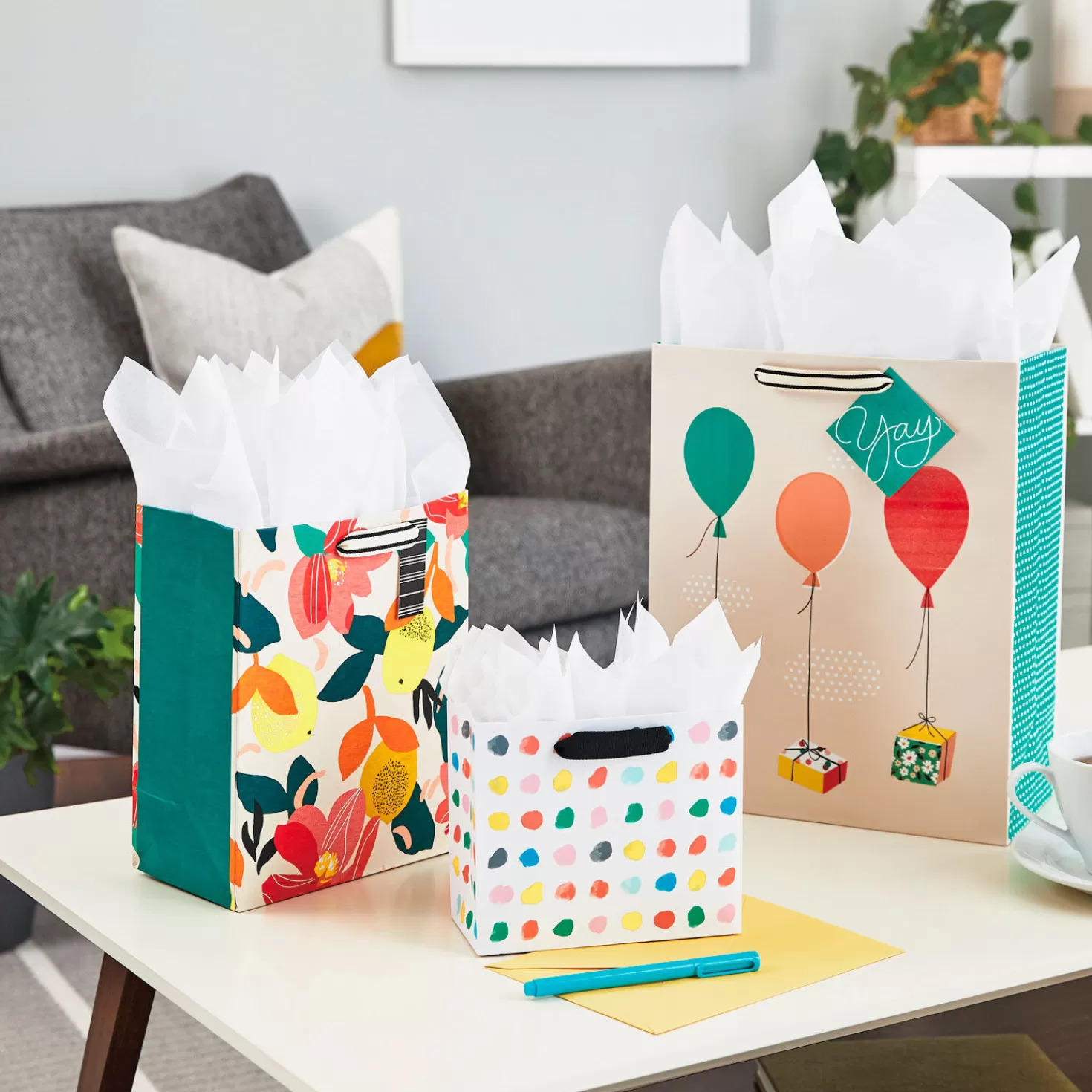 Birthday>Hallmark 13" Balloons And Presents Large Gift Bag