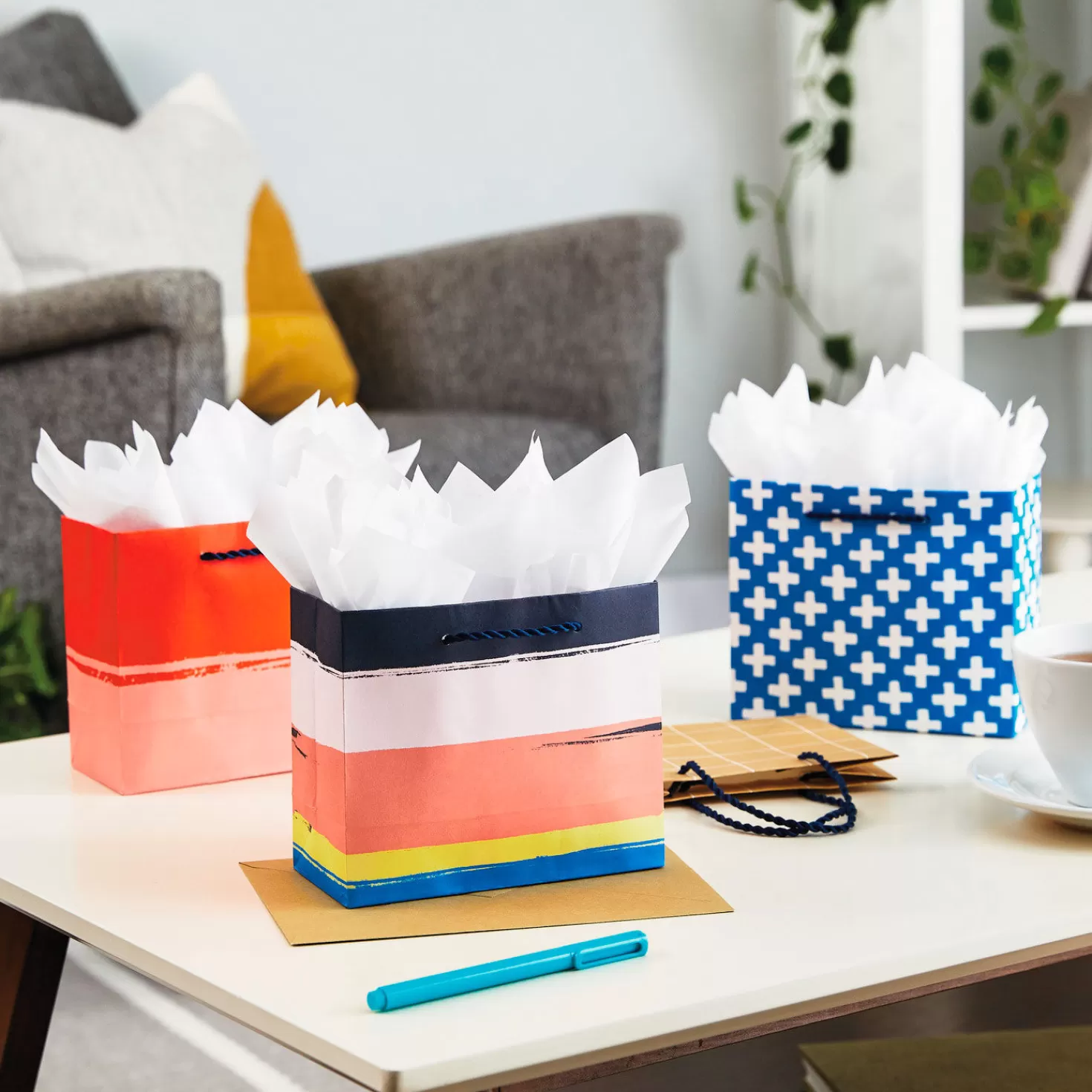 Birthday>Hallmark 5.5" Assorted Modern Designs 4-Pack Small Horizontal Gift Bags