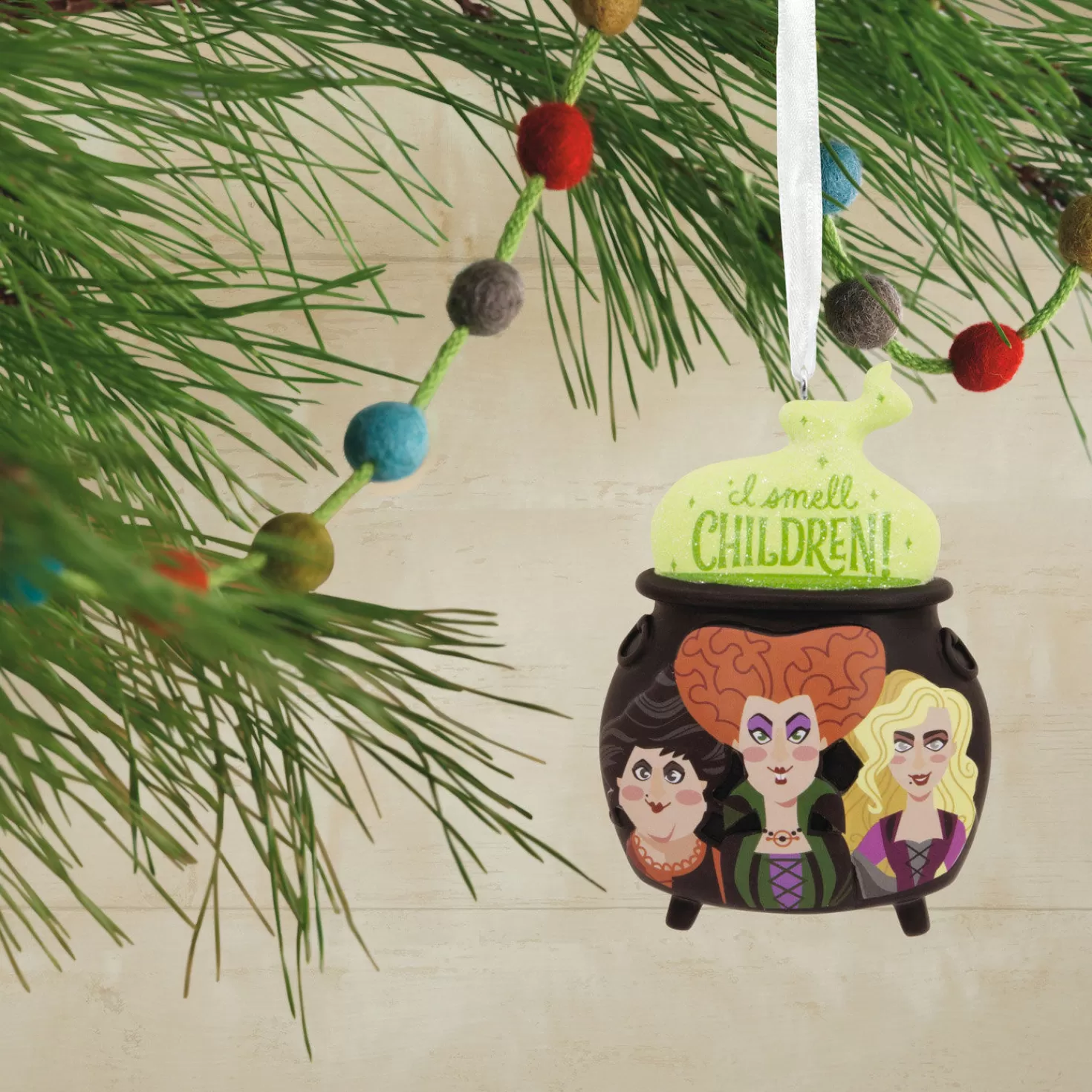 Halloween (10/31)>Hallmark Disney Hocus Pocus Cauldron Ornament