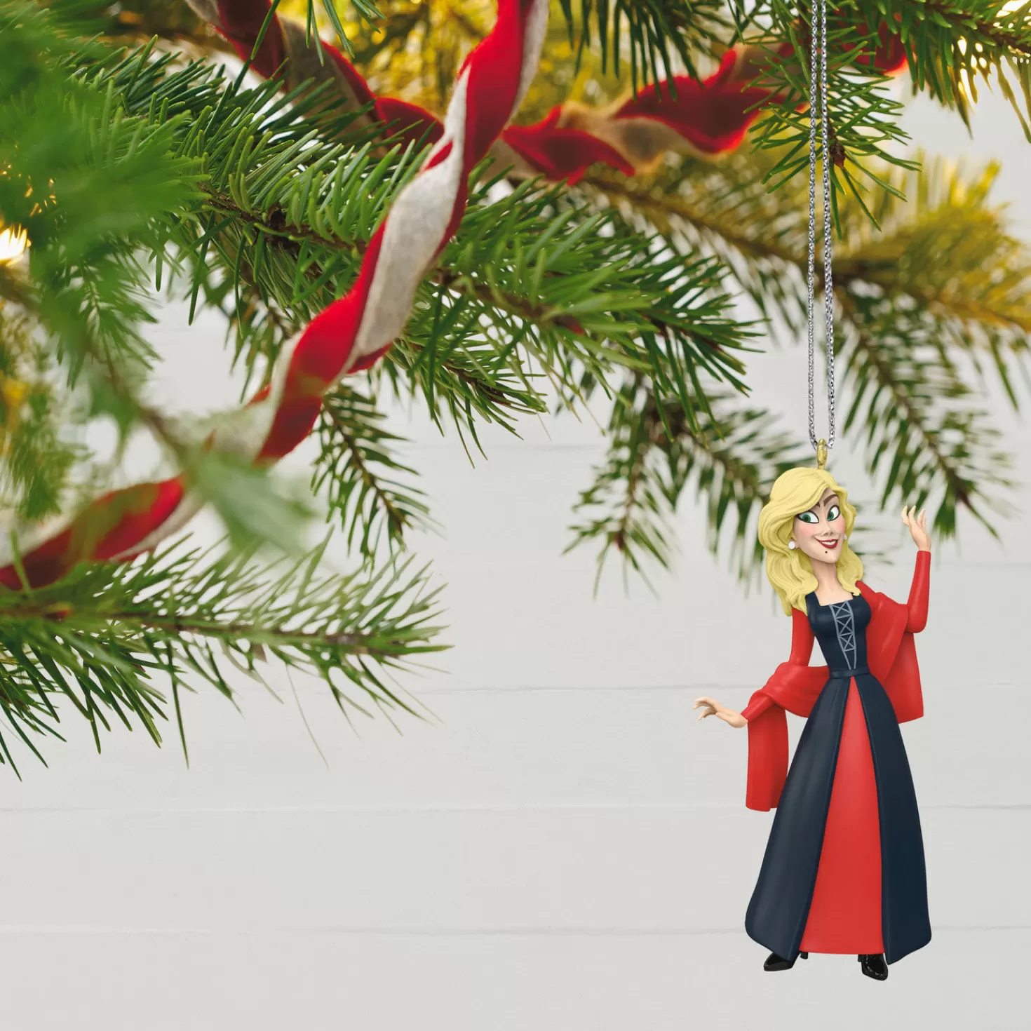 Halloween (10/31)>Hallmark Disney Hocus Pocus Sarah Sanderson Ornament