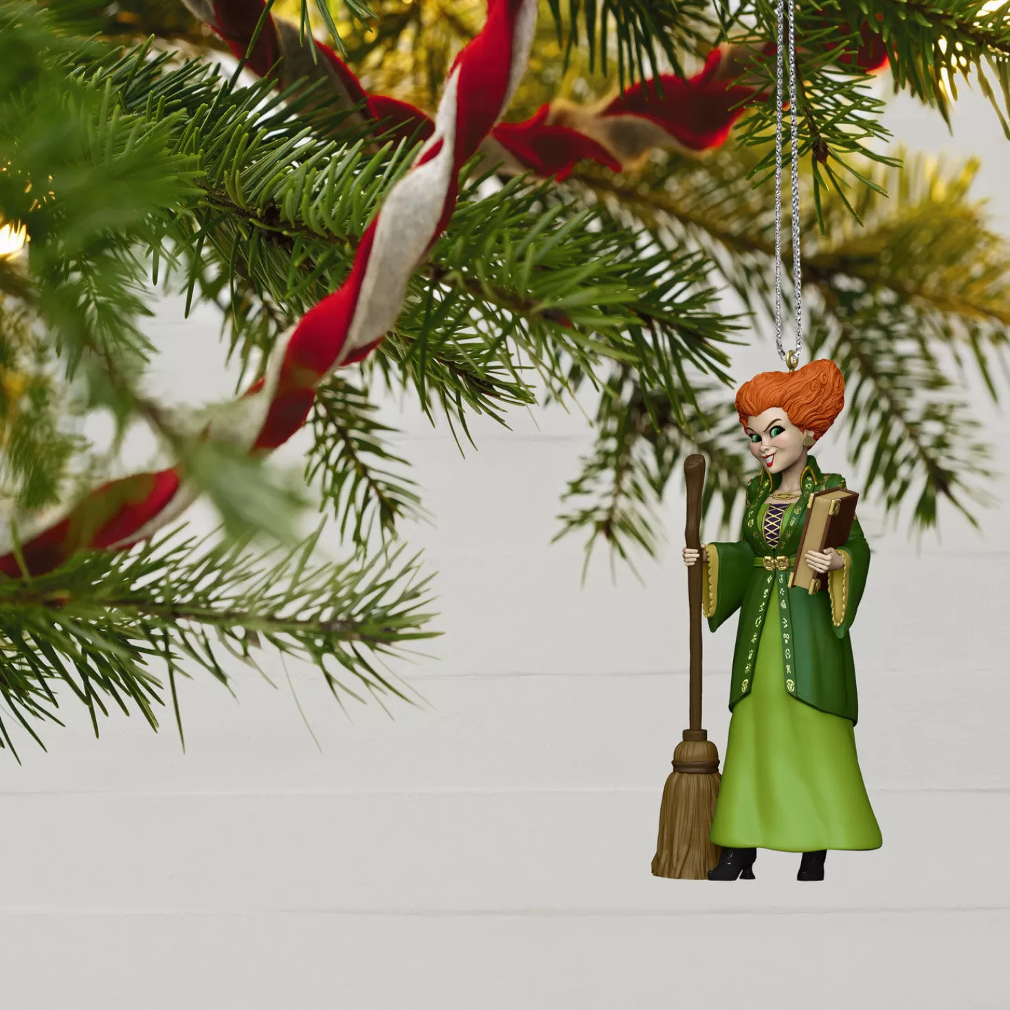 Halloween (10/31)>Hallmark Disney Hocus Pocus Winifred Sanderson Ornament