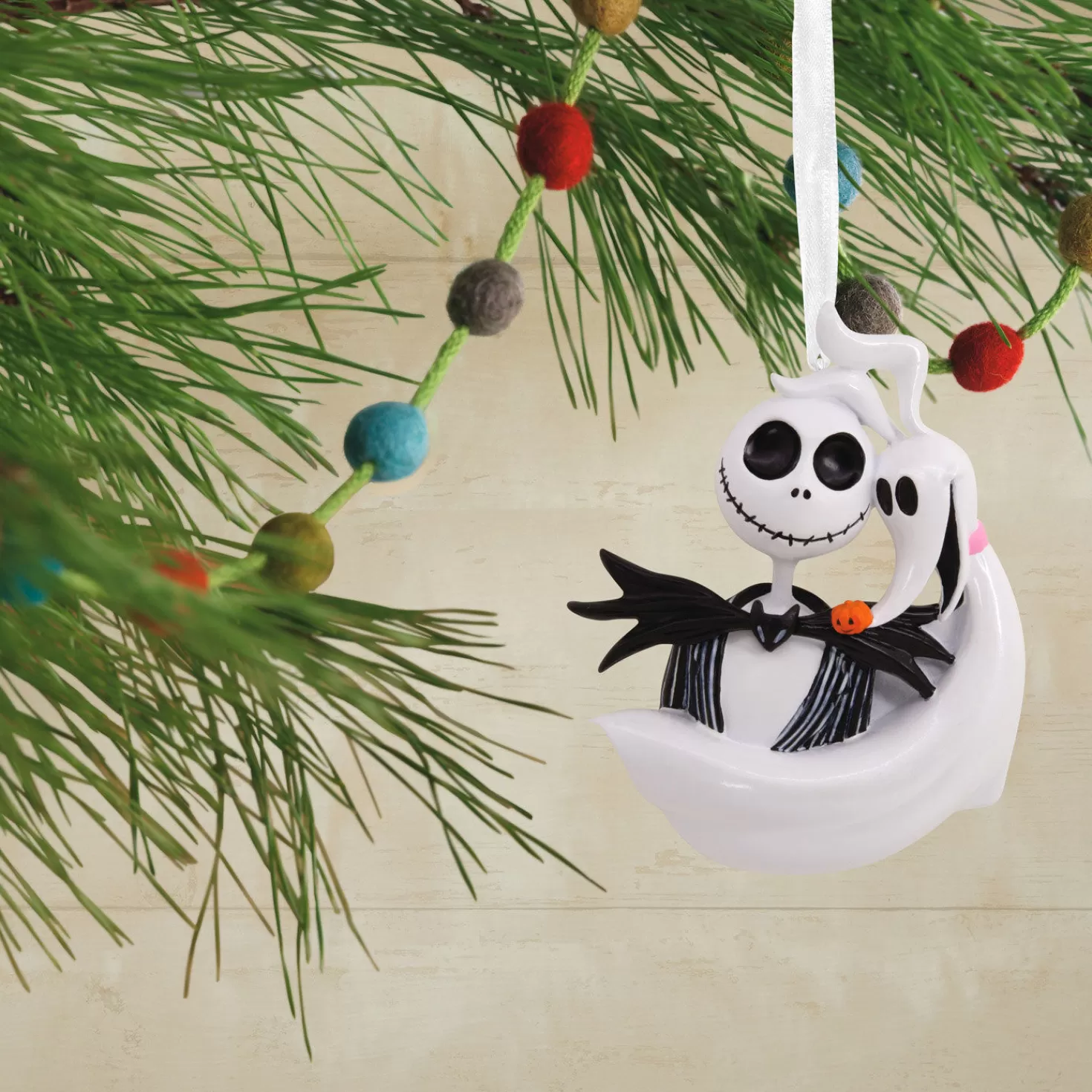 Halloween (10/31)>Hallmark Disney Tim Burton's The Nightmare Before Christmas Jack Skellington And Zero Ornament