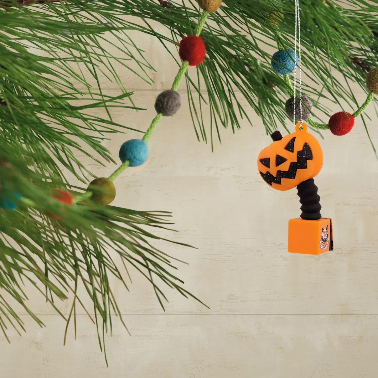 Halloween (10/31)>Hallmark Disney Tim Burton's The Nightmare Before Christmas Series 2 Mystery Ornament